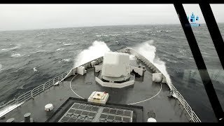 Gestabiliseerde camera marineschip op de oceaan [upl. by Ettelohcin]