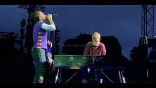 Chris Martin and a fan perform Everglow in Munich [upl. by Desmund]